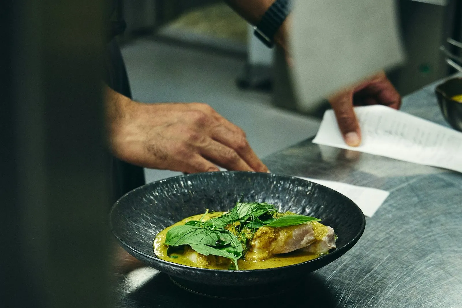 Cocinero emplatando en la cocina