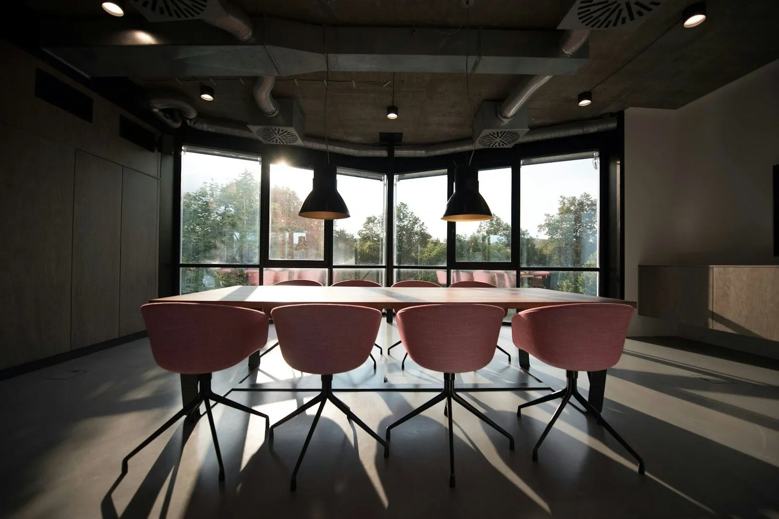 Oficina con mesa de reuniones