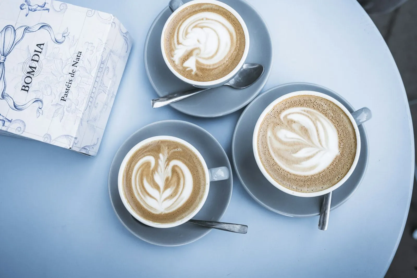 Tazas de café servidas para una pausa