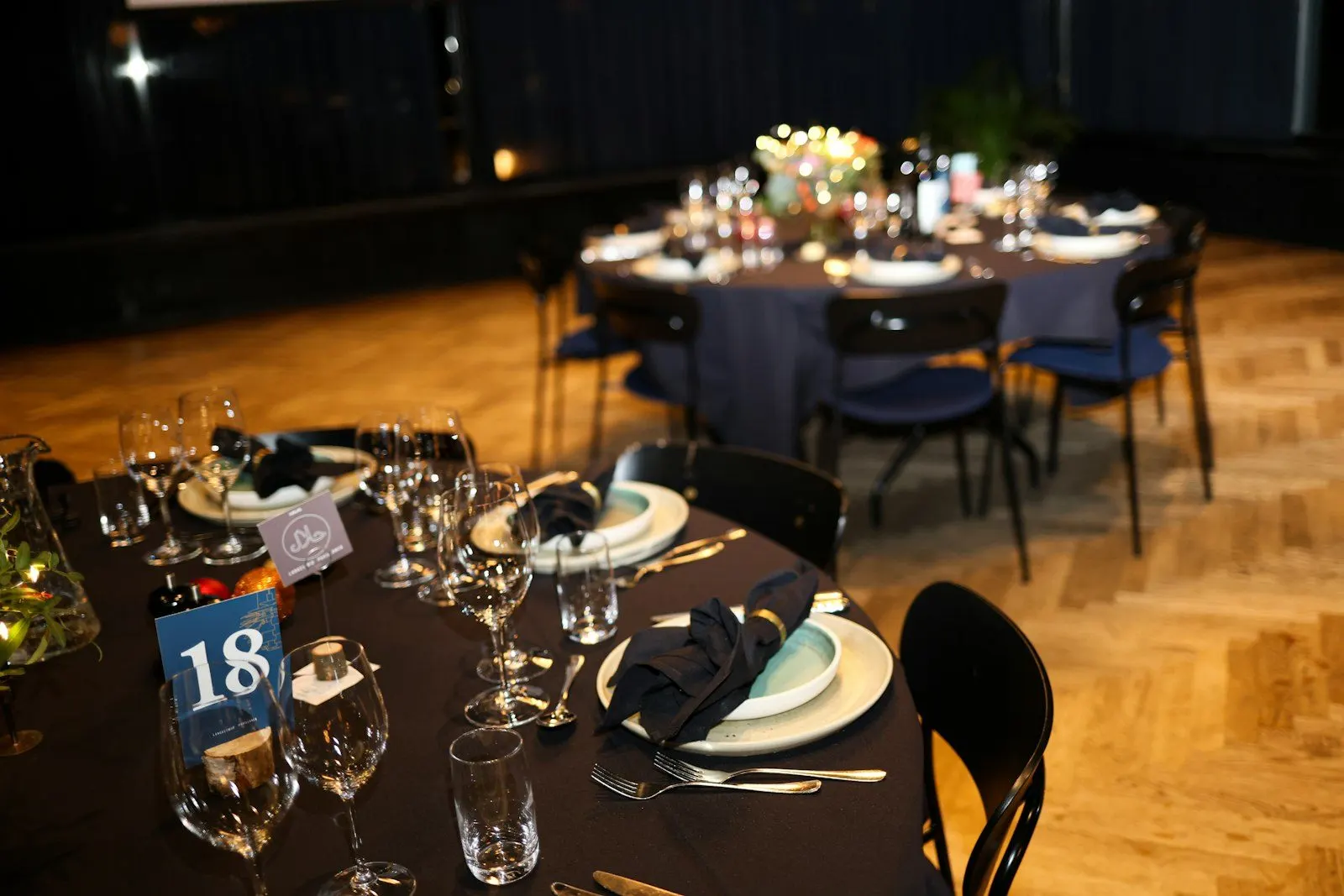 Salón con mesas montadas para una cena de empresa