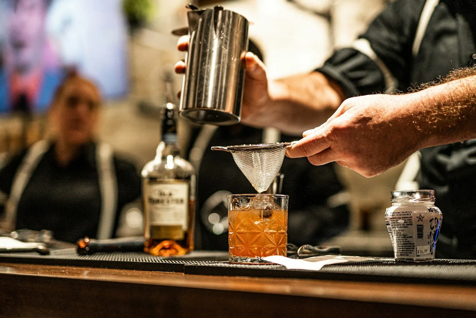 Bartender preparando un trago en la barra