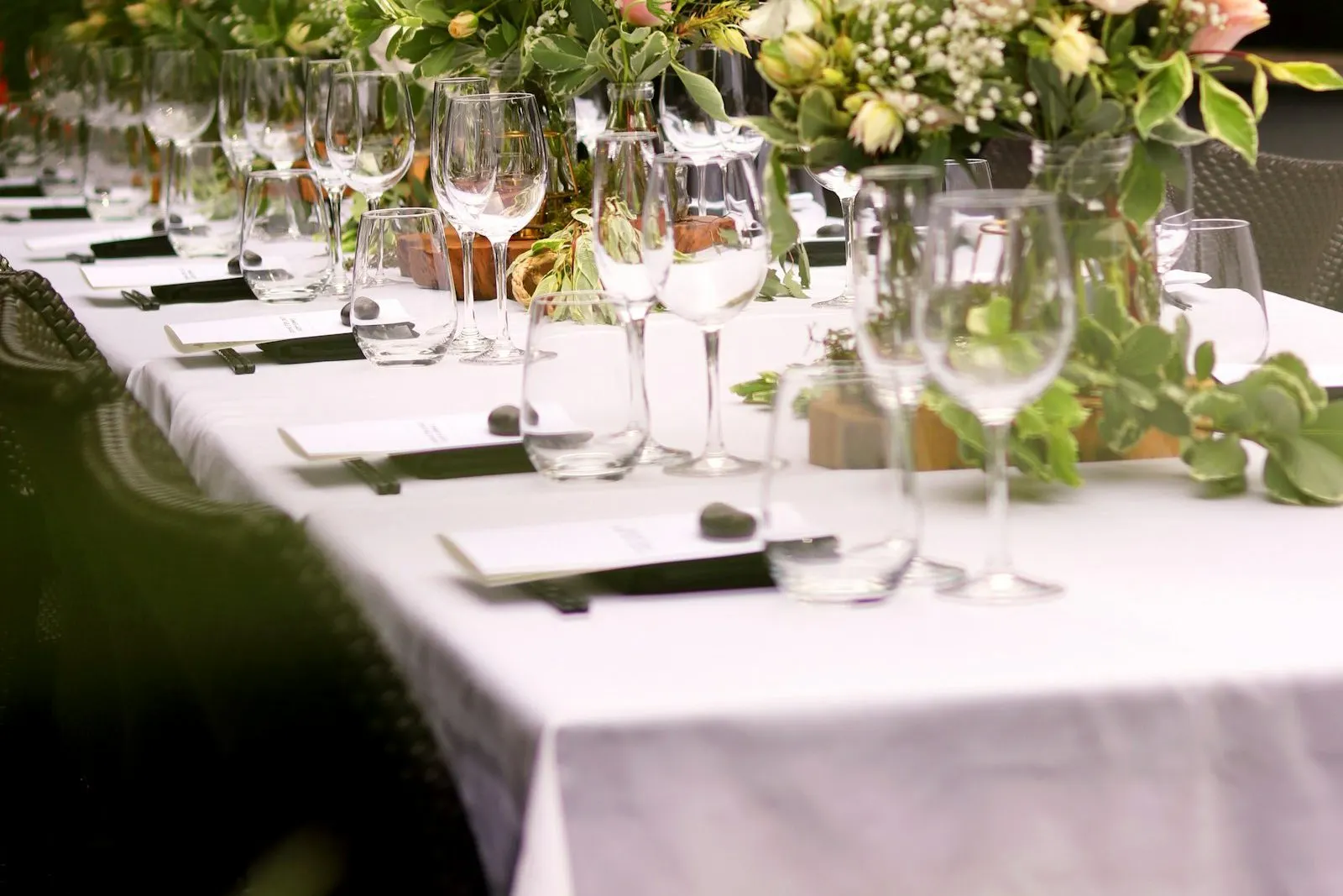 Mesa de banquete montada para una boda