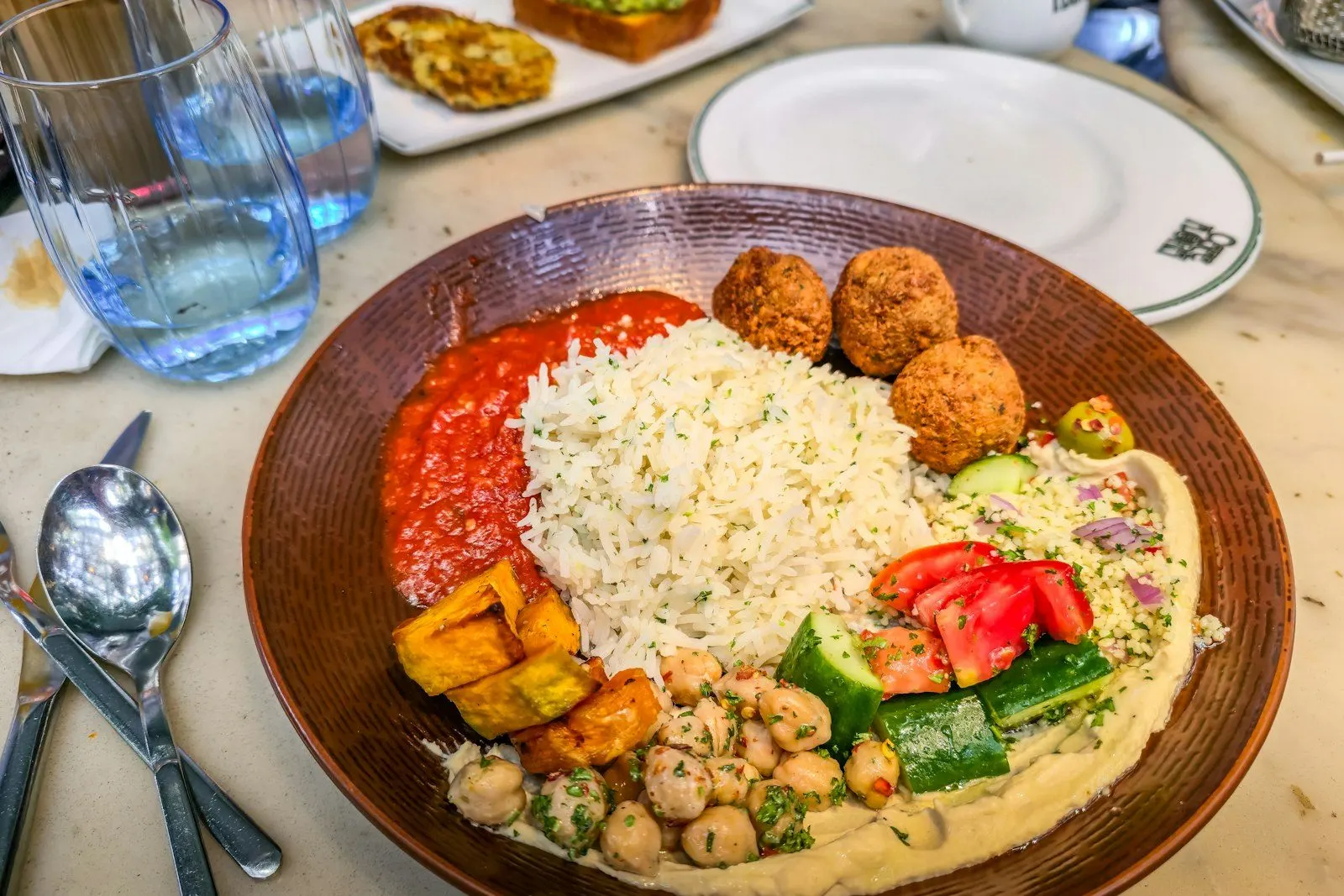 Plato vegetariano servido en una mesa