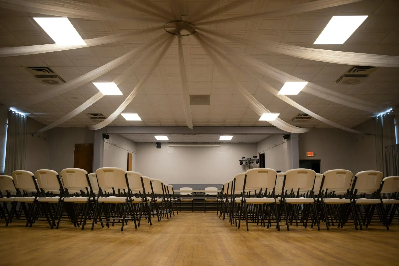 Sillas alineadas en un salón antes del evento